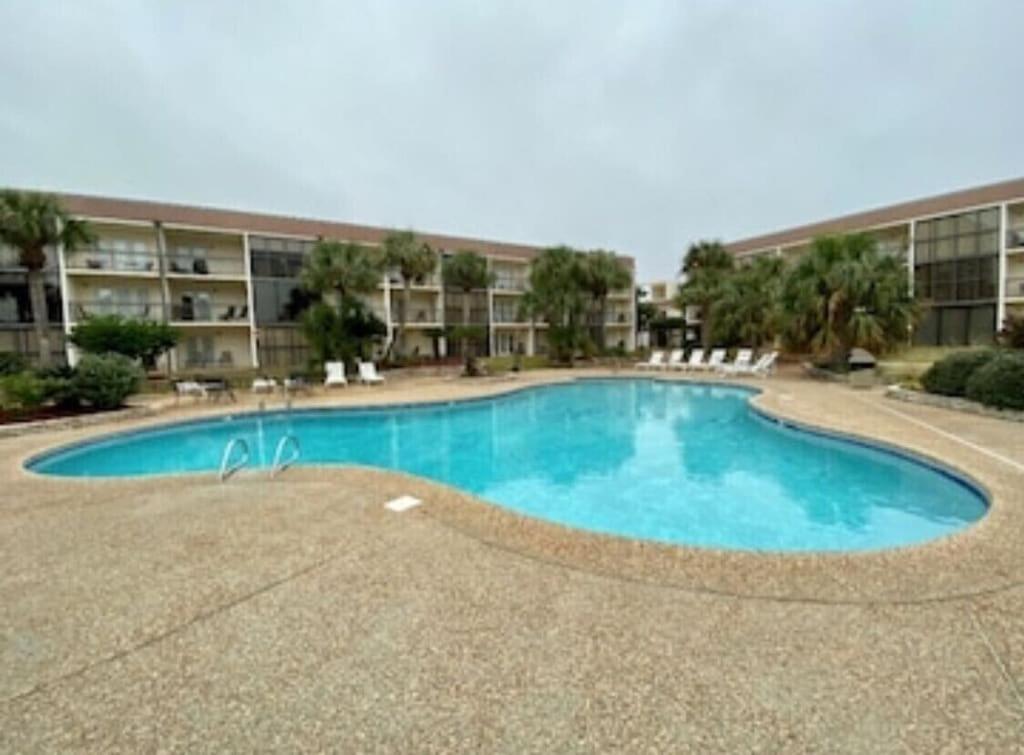 Apartment with Pool View