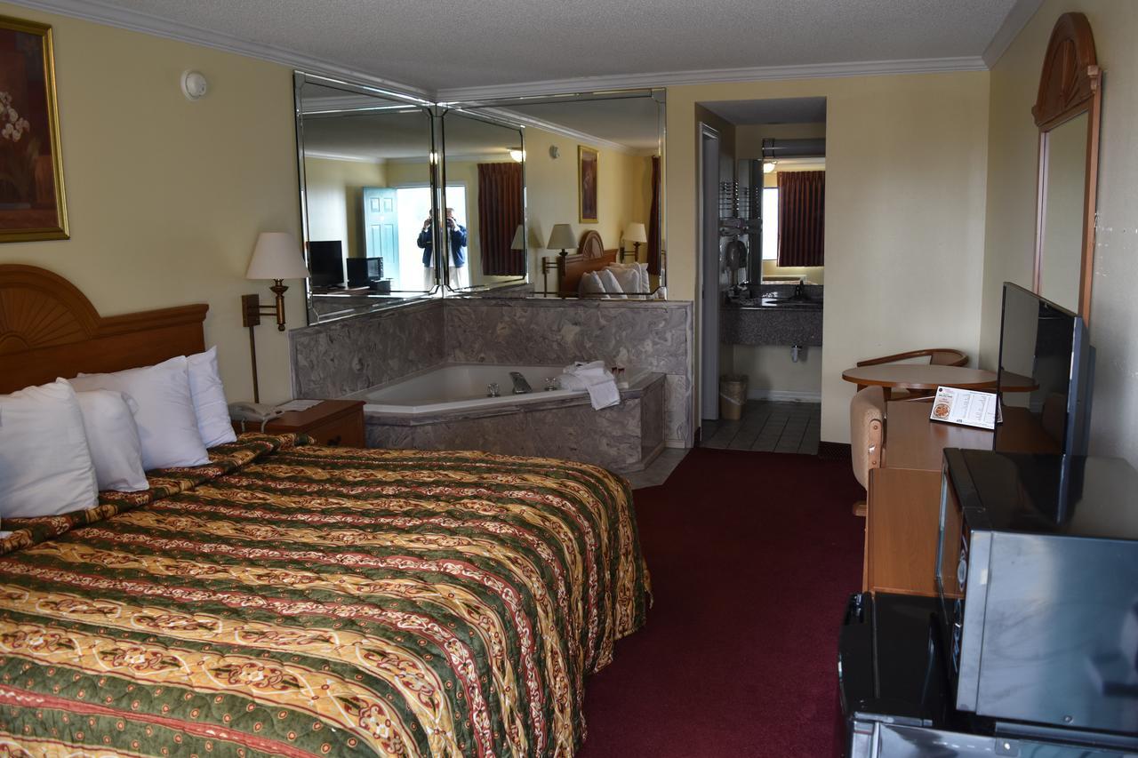 Suite with Hot Tub,1218253138:JPEG