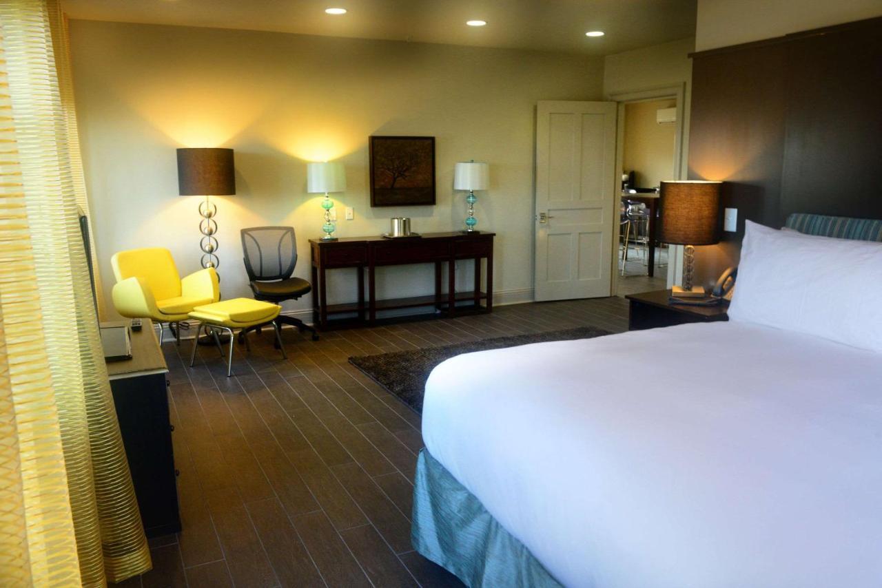 Honeymoon Suite,815671268:JPEG