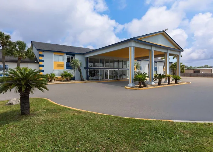 Super 8 By Wyndham Biloxi Motel